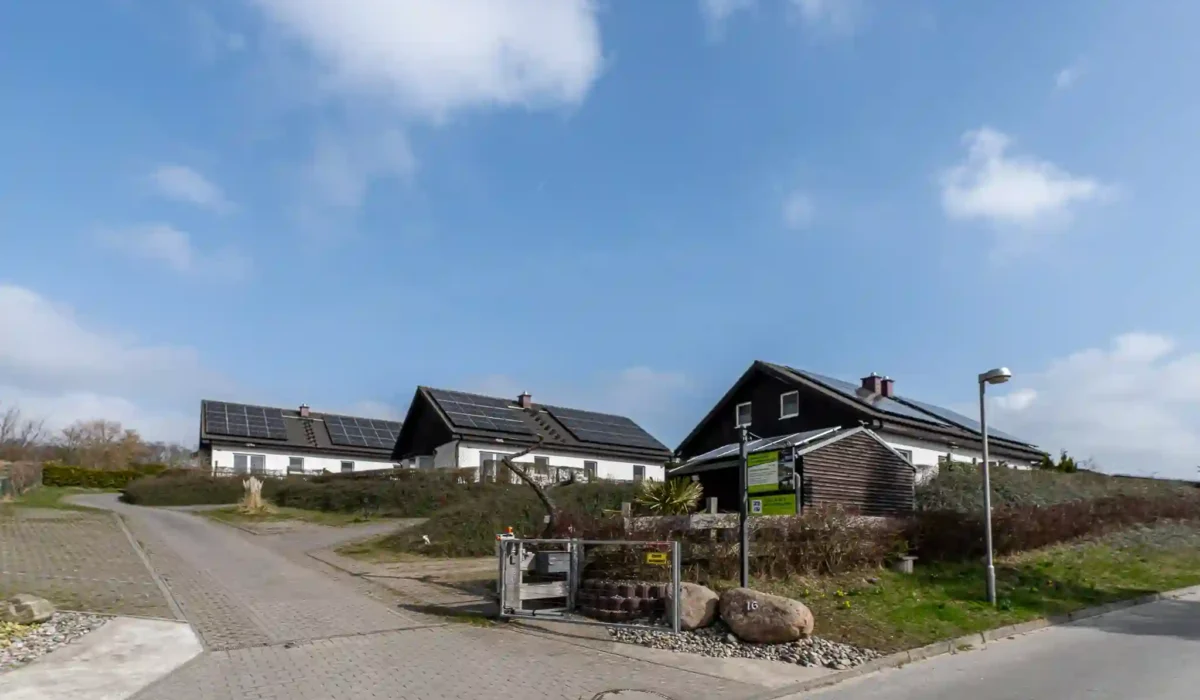 Auf diesem Bild sind die drei Ferienhäuser im Seebad Bansin auf der Insel Usedom zu sehen. Ein Hund ist hier auch herzlich willkommen.