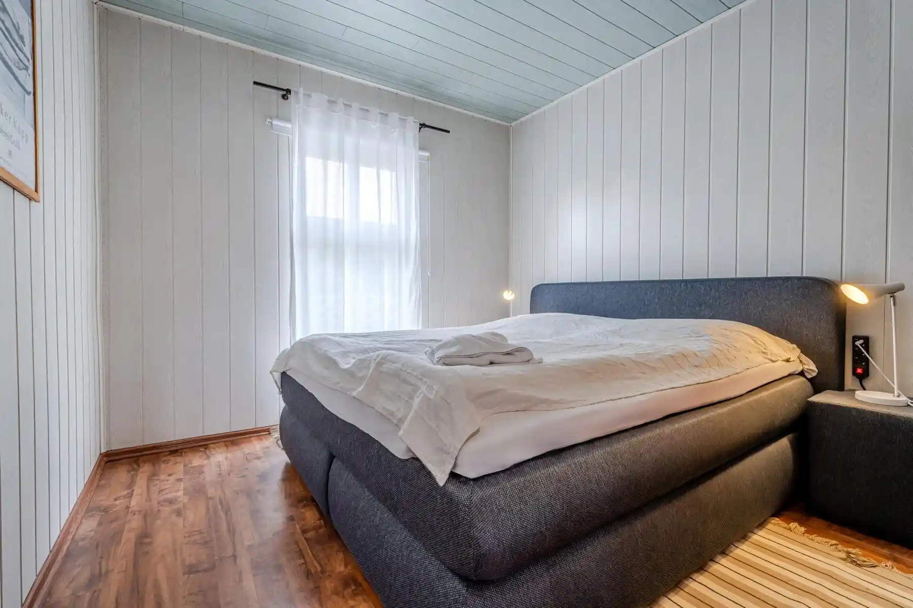 Auf diesem Bild sehen Sie ein Schlafzimmer des Ferienhauses der Villa See-Eck im Seebad Ahlbeck auf der Insel Usedom von https://aufnachusedom.de. Es ist ein Boxspringbett für zwei Personen zu sehen.