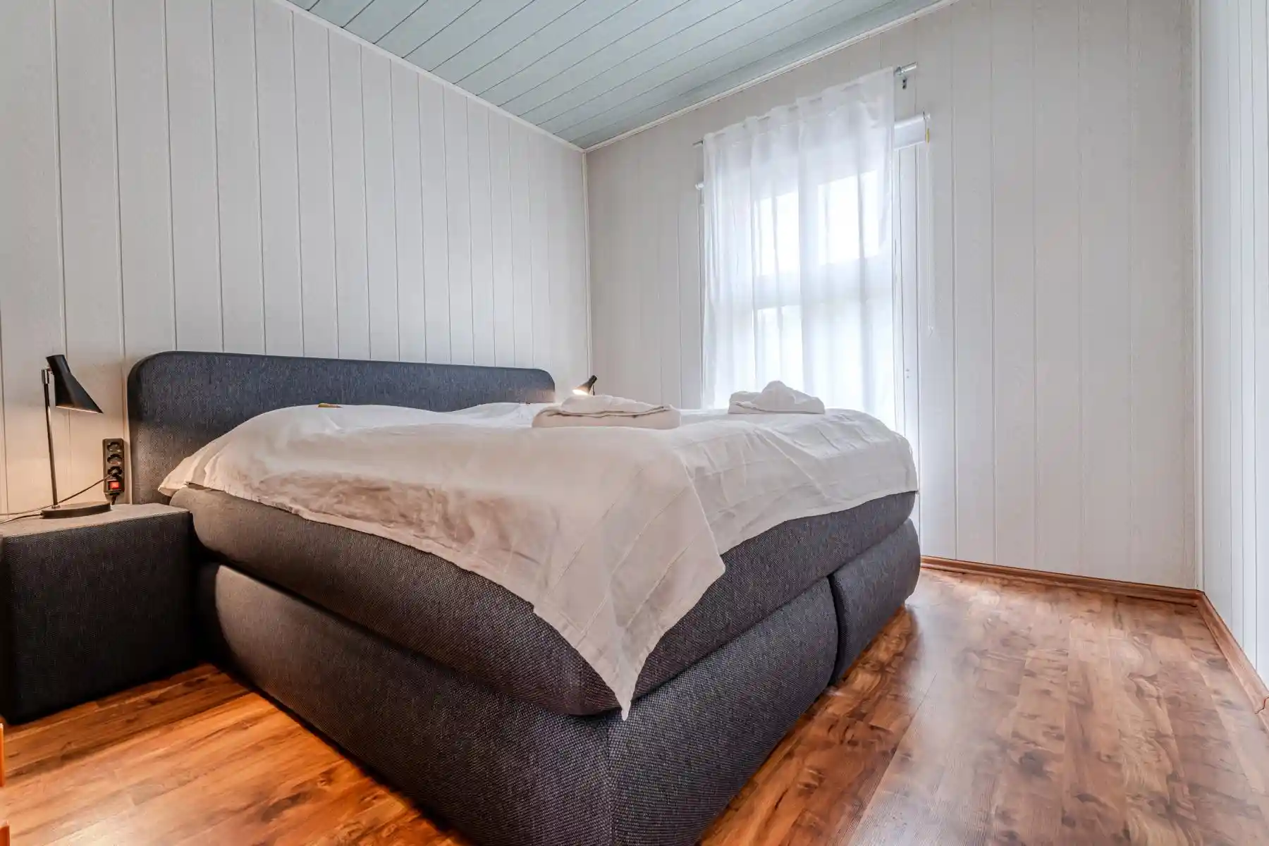 Auf diesem Bild sehen Sie das zweite Schlafzimmer des Ferienhauses der Villa See-Eck im Seebad Ahlbeck auf der Insel Usedom von https://aufnachusedom.de. Es ist ein Boxspringbett für zwei Personen zu sehen.