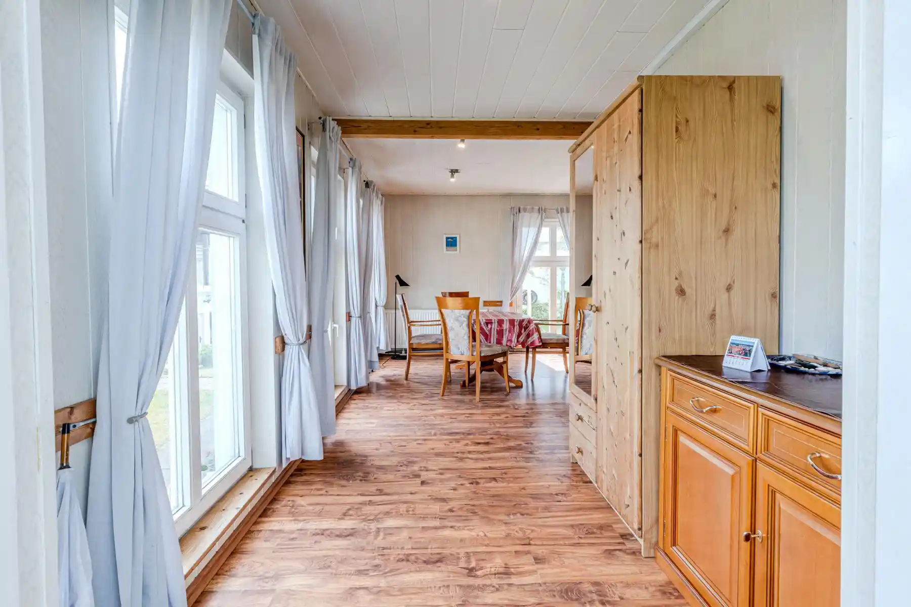 Auf diesem Bild sehen Sie den Eingangsbereich und Esstisch des Ferienhauses der Villa See-Eck im Seebad Ahlbeck auf der Insel Usedom von https://aufnachusedom.de.