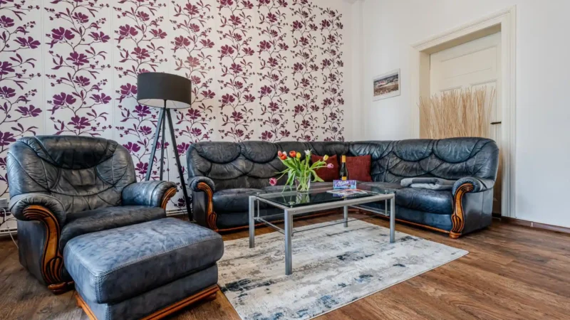 Auf diesem Bild sehen Sie das Wohnzimmer mit Couch-Garnitur in der Ferienwohnung 75 Quadratmeter im Erdgeschoss des Ferienhauses der Villa See-Eck im Seebad Ahlbeck auf der Insel Usedom von https://aufnachusedom.de.