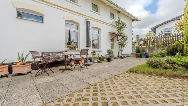 Auf diesem Bild sehen Sie den Blick mit Gartenmöbeln auf das Gästehaus der Villa See-Eck im Seebad Ahlbeck auf der Insel Usedom von https://aufnachusedom.de.
