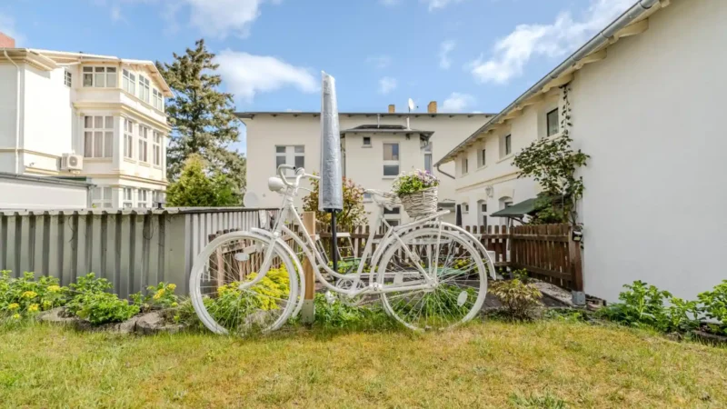 Auf diesem Bild sehen Sie den Blick vom Garten auf das Gästehaus und die Rückseite der Villa See-Eck im Seebad Ahlbeck auf der Insel Usedom von https://aufnachusedom.de.